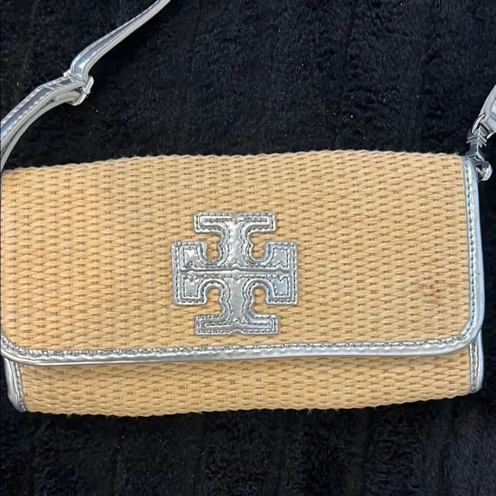 VINTAGE Tory Burch Wooven and Silver Metallic Crossbody with Adjustable Strap - Picture 3 of 4